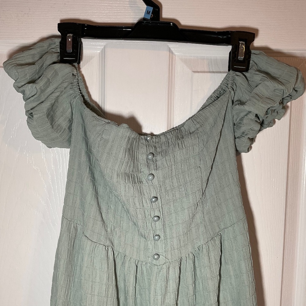Pastel green tired puff sleeve dress Size large